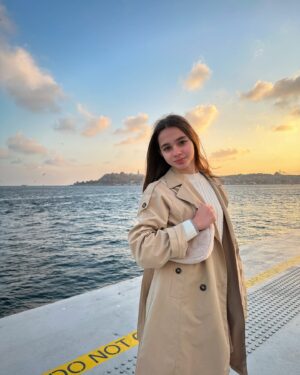 Nisa Sofiya Aksongur Instagram - 🍁Autumn outfit🍁

#nisasofiya #galataport #autumn #bosphorus #outfits