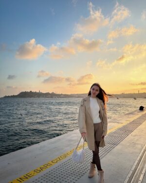 Nisa Sofiya Aksongur Instagram - 🍁Autumn outfit🍁

#nisasofiya #galataport #autumn #bosphorus #outfits