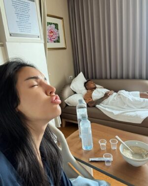Nisamanee Lertvorapong Instagram - นอนจมกองป้าลี้มีจริง!!! ทั้งอายทั้งตลก🫣😂😱
เหตุคือไปเดินตลาดกินเล่นเรื่อยเปื่อยตามฟิว แต่ละร้านก็สะอาดดี กินสุกทุกร้านไปกันทั้งครอบครัว นิสาเข้ารอบ!!!

เหตุเริ่มจาก6โมงเย็นบอกท้องอืดมาก ทั้งๆที่กิน อย่างละคำเพราะควบคุมการกิน 
ตอน3ทุ่มเริ่มรู้สึกจุกมากและทรมาน ซิ้อยาลดกรดท้องแน่นเฟ้อมาทาน
4ทุ่ม ป้าลี่มาครั้งแรก ยังบอกพี่กายว่าตลกอะ ถ่ายออกมาเปงน้ำพุ่งเหมือนฉี่ 
5ทุ่มจะนอนไส้บินเต้นระบำมาก เริ่มไม่ขำ ฝืนนอนเพราะคิดว่านอนเยอะๆเดวหาย
ความพีคเริ่มละ สะดุ้งติ่นเพราะเห้ย ก้นเปียก!
นอนอึราด ไม่ได้มีฟิวนี้ตั้งแต่อนุบาล😂
ครั้งแรกยังขำเพราะเป็นคนตลกง่าย ก้ลุกไปล้าง เปลี่ยนกางเกงกลับมาฝืนนอนต่อ ท้งๆที่ท้องบิดมาก ฟิวดึกอะ ขกไปรพ อยากนอน

แต่ตี3 ไหลอักแบบกลั้นไม่ได้ ขำมากอายมากแต่รู้สึกเห้ย จิงจังละ
บอกพี่กายพาไป รพ หน่อย
ตรงมาฉุกเฉิน ให้ยาฉีดลดบิดท้อง ยาฆ่าเชิ้อแต่ก้ยังเอาอีก เตียง รพก็มาอีก จะเครซี่!!! 
นึกถึงเสียงพี่กิ้กสุวัจว่า “คุณแม่ก็นอนจมกองขี้กองเยี่ยว”
เปลั่ยนกางเกงไป5ตัว
เริ่องอาหารเป็นพิษนี้ภัยเงียบมาก เราไม่รู้เลยมาแจกพอตออกเราได้ไง ไปกินทั้ฃบ้าน อาหารเหมิอนกันแต่เราเป็น

พี่หมอฝากบอกช่วงนั้มัคนเป็นเยอะมาก ระวังสุขภสพกันด้วย ดูดีๆก่อยทางอะไร

ปล.ตอนนี้ดัขึ้นแล้ว เตรัยมอกจากรพ.ละงับ ลูกคัาที่ดิวงานไว้ไม้ต้องห่วงนิสาพร้อมลุยต่อละ ✅🤩