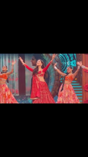 Nishi Saxena Instagram - From watching Star Parivaar Awards at home to performing on its stage, this moment was beyond surreal and proud! 🌟 A special tribute to @rajan.shahi.543 sir made it unforgettable. What made it even more special was seeing @rupaliganguly cheering for us like an excited kid while recording the whole performance. I was watching her from the stage, and her energy and love made the moment truly magical! ❤️ 
Thank you @starplus @fullscreenentertainment @directorskutproduction