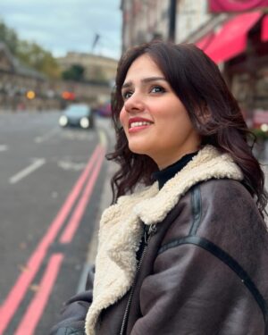 Nishi Saxena Instagram - London ki galiyon mein!😍❤️