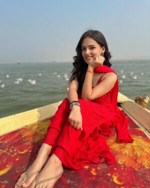 Nishi Saxena Instagram - From chai at the ghats to sunset over the Ganges!✨🫶
Outfit- @ethnicthreadsindia
