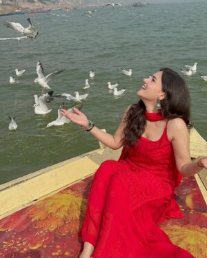 Nishi Saxena Instagram - From chai at the ghats to sunset over the Ganges!✨🫶
Outfit- @ethnicthreadsindia