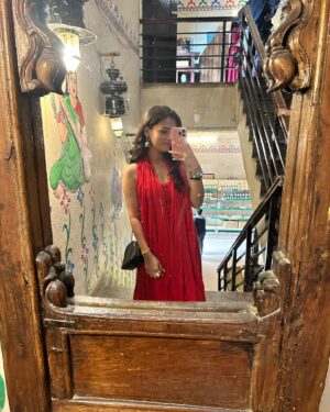Nishi Saxena Instagram - From chai at the ghats to sunset over the Ganges!✨🫶
Outfit- @ethnicthreadsindia