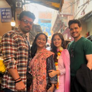 Nishi Saxena Instagram - Banaras ki galiyon mein!🫶❤️
.
.
.
.
.
#banaras #friends #travelphotography #kaalbhairav #banarasdiaries