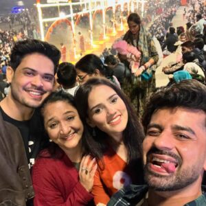 Nishi Saxena Instagram - Banaras ki galiyon mein!🫶❤️
.
.
.
.
.
#banaras #friends #travelphotography #kaalbhairav #banarasdiaries