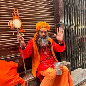 Nishi Saxena Instagram - Banaras ki galiyon mein!🫶❤️
.
.
.
.
.
#banaras #friends #travelphotography #kaalbhairav #banarasdiaries
