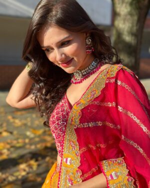 Nishi Saxena Instagram - London, but make it desi and glam!🇬🇧
.
.
Wearing @pratibhasarees