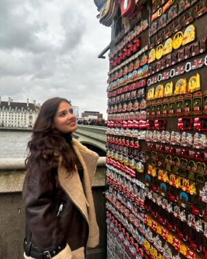 Nishi Saxena Instagram - London ki galiyon mein!😍❤️