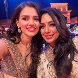 Nishi Saxena Instagram - Star Parivar Awards 2024!❤️🫶
.
Styled by @styledbykashishmutha 
Outfit by @mireyasanya 
Makeup by @meenalvidhani 
Jewellery @sorayaajewels_ 
Hairstylist @hairstylist_shobhapawar 
.
.
.
#starplus #anupama #dimpy #behindthescene #starparivaarawards