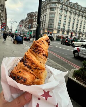 Nishi Saxena Instagram - London ki galiyon mein!😍❤️