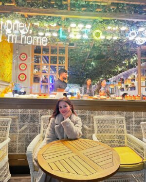 Nishi Saxena Instagram - Tried the trending milkcake at Café Leto in London and let’s just say… I get the hype now!😍
.
.
.
.
.
.
#cafeleto #london #travelphotography #nishisaxenaa #londondiaries