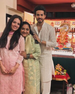 Nishi Saxena Instagram - Happy Ganesh Chaturthi Everyone! Ganpati Bappa Morya!🤍🎉