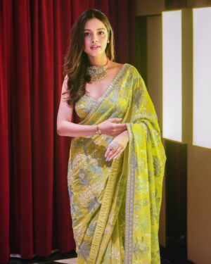 Nitanshi Goel Instagram - Saree pehni nahi ki sapne dekhna shuru 🪞✨

Wearing: @anitadongre 
Styled by: @stylebysugandhasood 
Style team: @ankitaathorat
Neckpiece & Ring: @rimayu07
Kada: @vasundharajewelry @ascend.rohank

#nitanshigoel #LaapataaLadies #LostLadies #iffi #iffigoa