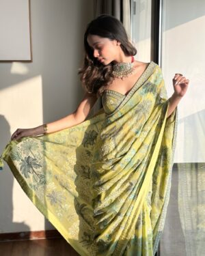 Nitanshi Goel Instagram - Saree pehni nahi ki sapne dekhna shuru 🪞✨

Wearing: @anitadongre 
Styled by: @stylebysugandhasood 
Style team: @ankitaathorat
Neckpiece & Ring: @rimayu07
Kada: @vasundharajewelry @ascend.rohank

#nitanshigoel #LaapataaLadies #LostLadies #iffi #iffigoa