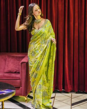 Nitanshi Goel Instagram - Saree pehni nahi ki sapne dekhna shuru 🪞✨

Wearing: @anitadongre 
Styled by: @stylebysugandhasood 
Style team: @ankitaathorat
Neckpiece & Ring: @rimayu07
Kada: @vasundharajewelry @ascend.rohank

#nitanshigoel #LaapataaLadies #LostLadies #iffi #iffigoa