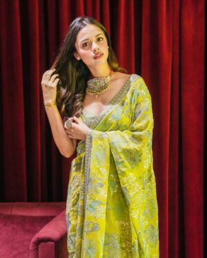 Nitanshi Goel Instagram - Saree pehni nahi ki sapne dekhna shuru 🪞✨

Wearing: @anitadongre 
Styled by: @stylebysugandhasood 
Style team: @ankitaathorat
Neckpiece & Ring: @rimayu07
Kada: @vasundharajewelry @ascend.rohank

#nitanshigoel #LaapataaLadies #LostLadies #iffi #iffigoa