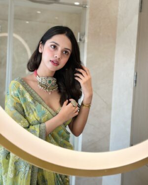 Nitanshi Goel Instagram - Saree pehni nahi ki sapne dekhna shuru 🪞✨

Wearing: @anitadongre 
Styled by: @stylebysugandhasood 
Style team: @ankitaathorat
Neckpiece & Ring: @rimayu07
Kada: @vasundharajewelry @ascend.rohank

#nitanshigoel #LaapataaLadies #LostLadies #iffi #iffigoa