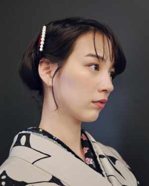 Non Instagram - 着物も髪のフォルムも最高。大正ロマンなムードです。

青いコートは高校生の時に買ったSLYの、よく着てた。かわい🫶🏼

Hair&Make up: Shie Kanno
Kitsuke&Styling: Mitsuko Takizawa

#NONKNOCK #書き初め　#👘