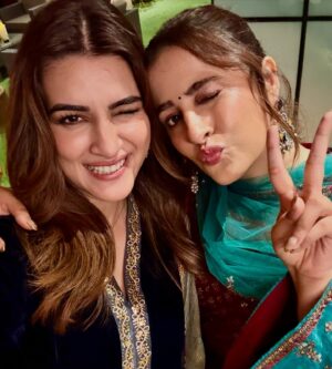 Nupur Sanon Instagram - Laughter Love Joy and ekdum दिल waali दिवाली at home ♥️ :”) 🧿

SWIPE for the cutest photos in the end 🥹🫶😌

•
PS : The Sanon Girls @nupursanon @kritisanon and @geeta_sanon  in outfits from @labelnobo ♥️