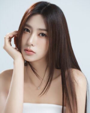 Oh Ha-young Instagram - 🤍New Profile🖤

📸 @sangchuly 
💇‍♀️ @soonsookyu 
💄 @makeuphyohyo 
👗 @styledbycherinara