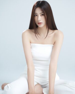 Oh Ha-young Instagram - 🤍New Profile🖤

📸 @sangchuly 
💇‍♀️ @soonsookyu 
💄 @makeuphyohyo 
👗 @styledbycherinara