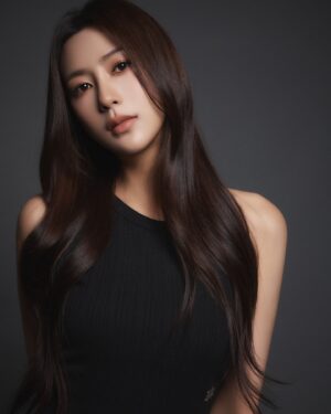 Oh Ha-young Instagram - 🤍New Profile🖤

📸 @sangchuly 
💇‍♀️ @soonsookyu 
💄 @makeuphyohyo 
👗 @styledbycherinara