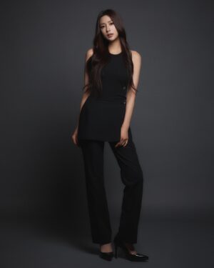 Oh Ha-young Instagram - 🤍New Profile🖤

📸 @sangchuly 
💇‍♀️ @soonsookyu 
💄 @makeuphyohyo 
👗 @styledbycherinara