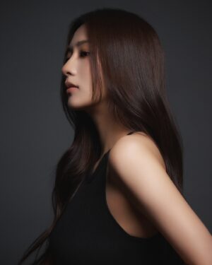 Oh Ha-young Instagram - 🤍New Profile🖤

📸 @sangchuly 
💇‍♀️ @soonsookyu 
💄 @makeuphyohyo 
👗 @styledbycherinara