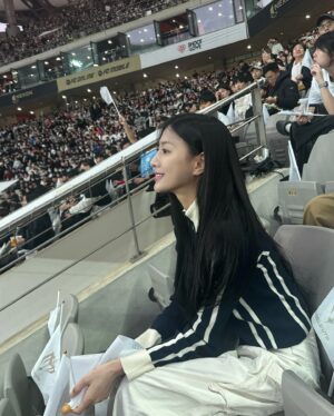 Oh Ha-young Instagram - 내가 지금 보고 있는 게 게임이 아니라 현실이 맞는지...⚽️
레전드들의 경기 볼 수 있음에 감동받고 또 감사했습니다❤️
#넥슨아이콘매치