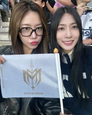 Oh Ha-young Instagram - 내가 지금 보고 있는 게 게임이 아니라 현실이 맞는지...⚽️
레전드들의 경기 볼 수 있음에 감동받고 또 감사했습니다❤️
#넥슨아이콘매치