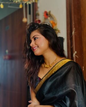 Oindrila Bose Instagram - শুভ মহাষ্টমী ও নবমীর শুভেচ্ছা সবাইকে। 
মা সবার মঙ্গল করুন।🙏🌼

#SubhoMahaAshtami #SubhoNabami #DurgaPujo2024 #MaaDurga #PujoVibes #PujoEssence #PujoJoy #PujoCelebration #MaaAsche #BengalPujo #FestivalOfBengal #ShubhoSharodiya