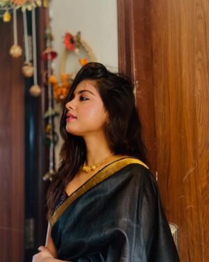 Oindrila Bose Instagram - শুভ মহাষ্টমী ও নবমীর শুভেচ্ছা সবাইকে। 
মা সবার মঙ্গল করুন।🙏🌼

#SubhoMahaAshtami #SubhoNabami #DurgaPujo2024 #MaaDurga #PujoVibes #PujoEssence #PujoJoy #PujoCelebration #MaaAsche #BengalPujo #FestivalOfBengal #ShubhoSharodiya