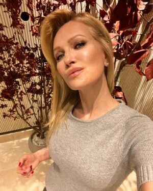 Olesya Sudzilovskaya Instagram - #какважноправильновыбратьракурс 😂😂😂 

Всем привет! 
Долгожданная среда! 

По традиции встречаемся в рубрике #Судзибьюти и говорим о красоте, здоровье, спорте, моде и новинках во всех этих сферах!

И действительно, без шуток, что называется,« взбодрить», улучшить форму, и проработать мышцы груди — есть множество  средств.

✅Для улучшения качества кожи используем отшелушивающие увлажняющие средства: скрабы и кремы.

А вот для улучшения формы груди нам необходимы физические упражнения. 

✅Заметили, как после катания на лыжах, скандинавской ходьбы или просто ходьбы с активным включением работы рук, улучшается форма груди. Эти виды спорта в первом и во втором случае заставляют работать мышцы груди, опираясь на палки, в третьем – еще отлично работает и лимфодренаж, улучшающий кожу и форму всего тела!

✅И от меня лично рекомендация: упражнение «планка». 
Отличное поддержание формы большой грудной мышцы. Да и всех групп мышц!
Если получится выполнять «планку» утром и вечером 
по 1 минуте ( это для девочек😄)– результат не заставит себя ждать! 
На себе проверено.👌🏻😄💪🏼 

Всем красоты и здоровья! 
❄️💪🏼❤️

#олесясудзиловская #актриса #olesyasudzilovskaya #actress  #спорт #мышцыгруди #форма #chest #bust #sudzibeauty #beautyblog #beauty #beautyblogger #beautybloggers