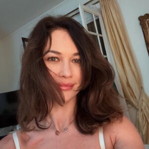 Olga Kurylenko Instagram - Happy Christmas to those who celebrate!!! 🎄⭐️🍀 #vintagedress @alicetemperley