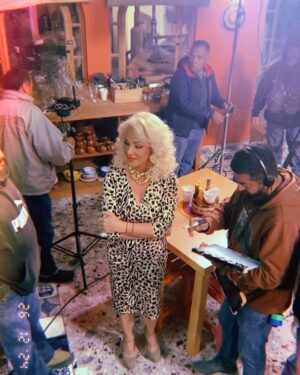 Olivia Collins Instagram - Una visita sorpresa al set de @amartelenovela y una buena milkshake de @rockingburgers para inaugurar las vacaciones después de tantos y tantos maratones de trabajo 🫠 Ya les iré compartiendo más 😉 Cómo la han estado pasando ustedes? 🎈🪅🎁🎄🧋🍔

#OliviaCollins #vacaciones #navidad #xmas