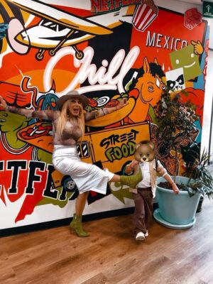 Olivia Collins Instagram - Un recordatorio de que los sueños se logran 🌈 A base de esfuerzo, dedicación, entrega, amor por lo que haces y, sobre todo, CONSTANCIA 💪🏼 Eso último aumenta las probabilidades de cruzarte con la suerte de una gran oportunidad 🍀 🥠 🎱 No desistan!! 

#oliviacollins #sueños #netflix