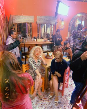 Olivia Collins Instagram - Una visita sorpresa al set de @amartelenovela y una buena milkshake de @rockingburgers para inaugurar las vacaciones después de tantos y tantos maratones de trabajo 🫠 Ya les iré compartiendo más 😉 Cómo la han estado pasando ustedes? 🎈🪅🎁🎄🧋🍔

#OliviaCollins #vacaciones #navidad #xmas
