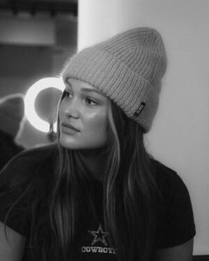 Olivia Holt Instagram - when in london 🪽