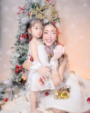 Ornjira Lamwilai Instagram - May your holiday be bright and your new year even brighter! ❤️ #เลอาผู้ยิ้มยาก