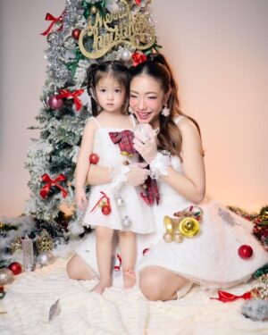 Ornjira Lamwilai Instagram - May your holiday be bright and your new year even brighter! ❤️ #เลอาผู้ยิ้มยาก