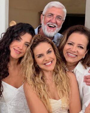 Paloma Bernardi Instagram - Acredito que pela vibe da minha Virada do Ano… 
2025 será no mínimo abençoado e eletrizante!⚡️

PODE VI(BRA)R COM TUDO, 2025!! ✨💫