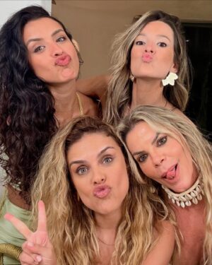 Paloma Bernardi Instagram - Acredito que pela vibe da minha Virada do Ano… 
2025 será no mínimo abençoado e eletrizante!⚡️

PODE VI(BRA)R COM TUDO, 2025!! ✨💫
