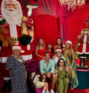 Paloma Bernardi Instagram - Meu Natal, Minha Sagrada Família! ♥️

“O que podemos controlar são as pessoas que escolhemos. Escolher as nossas pessoas é o mais próximo que chegamos de controlar nosso destino”. - This is us -  #ObrigadaDeus 

Desejo a todos uma vida repleta de amor, fé, fraternidade, e na simplicidade do menino Deus, renascimento para você e toda família! ✨🙏🏽❤️ #Natal #Amor #Natal #Amor #Natal

📍@tauaresorts