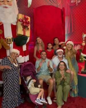 Paloma Bernardi Instagram - Meu Natal, Minha Sagrada Família! ♥️

“O que podemos controlar são as pessoas que escolhemos. Escolher as nossas pessoas é o mais próximo que chegamos de controlar nosso destino”. - This is us -  #ObrigadaDeus 

Desejo a todos uma vida repleta de amor, fé, fraternidade, e na simplicidade do menino Deus, renascimento para você e toda família! ✨🙏🏽❤️ #Natal #Amor #Natal #Amor #Natal

📍@tauaresorts