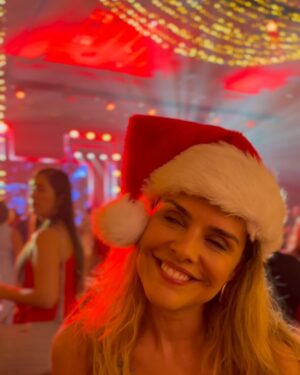 Paloma Bernardi Instagram - Meu Natal, Minha Sagrada Família! ♥️

“O que podemos controlar são as pessoas que escolhemos. Escolher as nossas pessoas é o mais próximo que chegamos de controlar nosso destino”. - This is us -  #ObrigadaDeus 

Desejo a todos uma vida repleta de amor, fé, fraternidade, e na simplicidade do menino Deus, renascimento para você e toda família! ✨🙏🏽❤️ #Natal #Amor #Natal #Amor #Natal

📍@tauaresorts