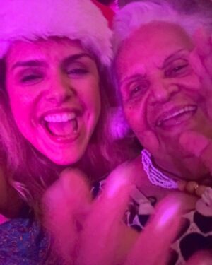 Paloma Bernardi Instagram - Meu Natal, Minha Sagrada Família! ♥️

“O que podemos controlar são as pessoas que escolhemos. Escolher as nossas pessoas é o mais próximo que chegamos de controlar nosso destino”. - This is us -  #ObrigadaDeus 

Desejo a todos uma vida repleta de amor, fé, fraternidade, e na simplicidade do menino Deus, renascimento para você e toda família! ✨🙏🏽❤️ #Natal #Amor #Natal #Amor #Natal

📍@tauaresorts