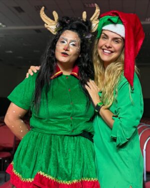 Paloma Bernardi Instagram - Meu Natal, Minha Sagrada Família! ♥️

“O que podemos controlar são as pessoas que escolhemos. Escolher as nossas pessoas é o mais próximo que chegamos de controlar nosso destino”. - This is us -  #ObrigadaDeus 

Desejo a todos uma vida repleta de amor, fé, fraternidade, e na simplicidade do menino Deus, renascimento para você e toda família! ✨🙏🏽❤️ #Natal #Amor #Natal #Amor #Natal

📍@tauaresorts