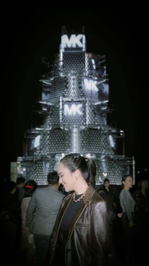 Pamela Bowie Instagram - Light up the Holidays with @michaelkors ✨

#MKpartner #MKHolidayID
@valiram