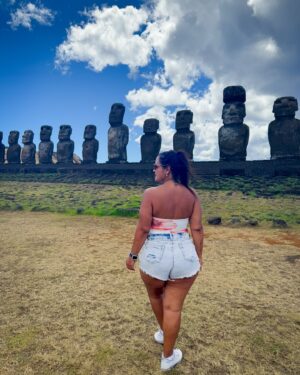 Pamela Leiva Instagram - Segundo día en Rapa Nui 🗿🌺 No paro de sorprenderme de esta isla hermosa. Su gente, la amabilidad y la buena onda✨ Que el universo me traiga de vuelta muchas veces 🏝️. Siento que algunas de mis vidas las viví aquí 🥹. A todas las personitas lindas que han sido parte de este sueño de estar en Rapa Nui  gracias gracias gracias ✈️🌺✨
